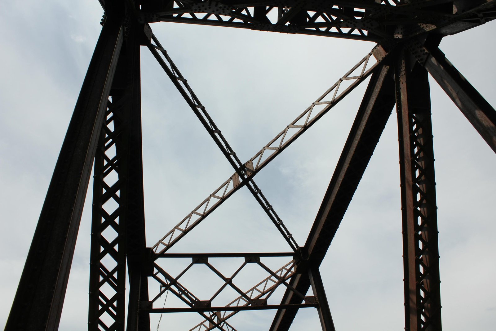 Upper lateral bracing
